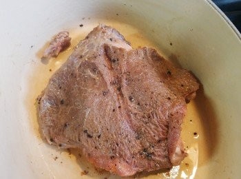 step2: 燒熱油將牛頰肉略煎上色再取出備用。