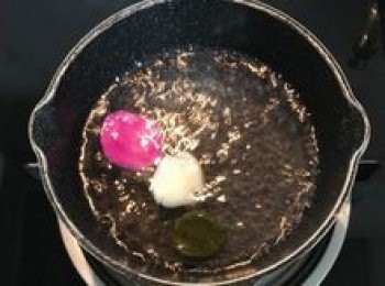 step6: 煮沸一小鍋水，將各色1/5的糯米團，放入煮至浮起，這是用來做粿脆。