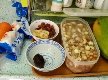 材料先浸洗備用，果皮浸軟去囊。