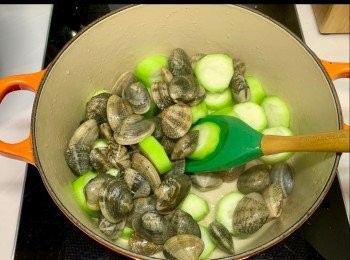 step3: 加入蜆炒至少少開口。