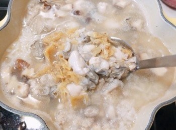 step9: 之後加入冬菜和蠔仔輕拌，轉小火煮熟。