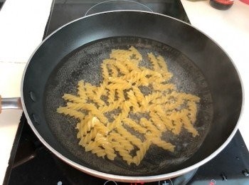 step1: 依照意粉包裝袋指示煮熟意粉，盛起備用