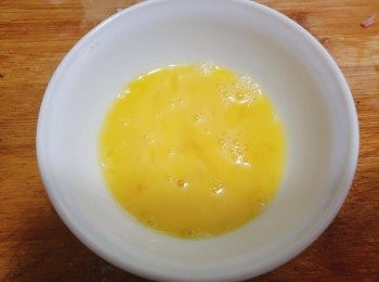 step2: 雞蛋打散備用，