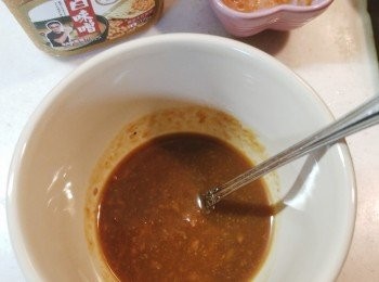 step2: 先用味醂將白味噌調開，再加入醬油麴成<span class="group_2">醃料</span>。