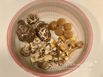 step1: 前一天的準備步驟:
菇類用生粉洗淨，加入開水放入雪櫃浸發至少3小時