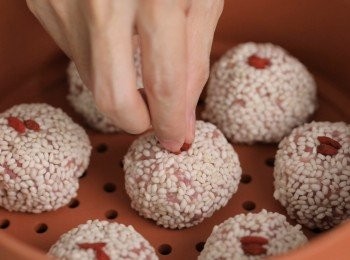 step2: 把絞肉揉成肉丸子的形狀並裹上糯米、放上枸杞備用。