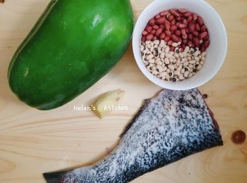 step1: 青木瓜去皮籽切塊，薑切片，花生、眉豆用冷水浸泡5分鐘備用。