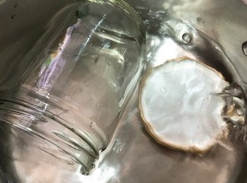 step3: 預備一玻璃器皿，用水煮滾消毒。