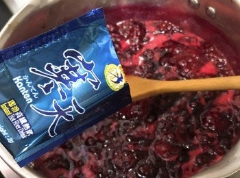 step8: 倒入寒天粉攪拌至溶解，熄火。
