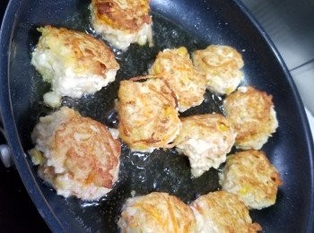 step2: 用平底鑊,起油鑊燒熱後,用手將豆腐揸成餅狀,用慢火將豆腐餅兩邊煎成金黃即可