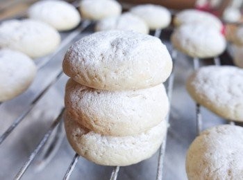 step5: 讓餅乾在烤盤上待涼，再灑上糖粉即成！