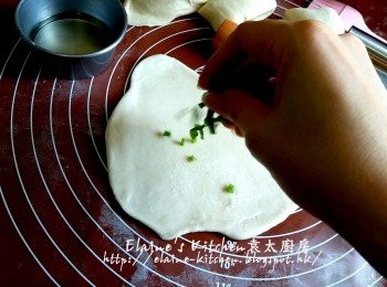 step7: 掃上油 , 灑上蔥粒 , 加少許鹽 , 灑上黑芝麻及白芝麻