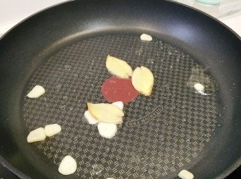 step3: 中火落油起鑊放蒜頭及薑