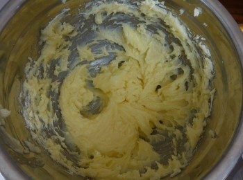 step1: 用電動打蛋器打發牛油和忌廉芝士Cream Cheese，然後下糖，拌勻