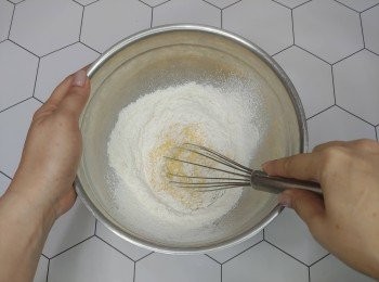 step2: 篩進粉類攪至無粉粒; 再下1/2茶匙油攪勻