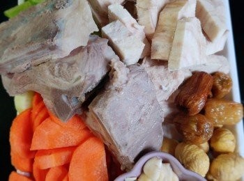 step1: 將豬骨汆水，青紅蘿蔔/ 粉葛洗淨切件，
南北杏浸水約15分鐘，蜜棗/栗子洗淨備用。