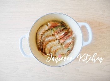 step3: 海鮮洗淨，蝦眼蝦刺蝦腳蝦尾剪掉，挑走蝦腸。需要吐沙的貝類海鮮請提前準備。