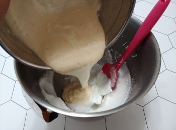 step5: 把蛋漿倒進餘下蛋白霜攪拌均勻；動作要輕而快避免泡沫流失