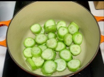 step2: 絲瓜炒香。