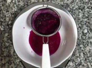 step1: 用1/4顆的紅火龍果濾掉紫，只取果汁。