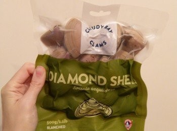 step4: 花甲/鑽石蜆放在鹽水中浸十分鐘後, 用清水沖洗後放入筲箕內滴乾多餘水份; 麵豉放碗中, 用煲中熱湯將麵豉醬溶化