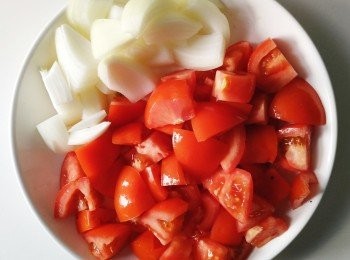 step2: 洋蔥蕃茄切差不多大小