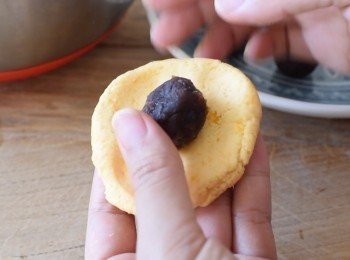 step4: 拿出一小份麵糰，包入豆沙餡，封口，搓圓
