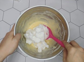 step4: 將1/3蛋白霜和麵糊混合
