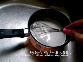 step1: 魚膠粉 , 白砂糖 , 椰漿放入煲內拌勻 , 用慢火慢慢拌勻煮至魚膠粉及白砂糖溶掉