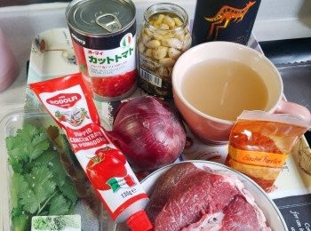 step1: 預備材料。洋蔥切條。牛頰肉灑上適量的鹽和黑胡椒。