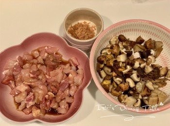 step6: 蒜頭、紅蔥頭切碎，所有菇類切粒