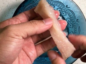 step4: （選擇性）梳打法鬆肉
由於豬扒非梅頭，肉質多粗鞋，如使用梳打粉，方便快捷，而且安全，本人推薦的
方法：加入0.5茶匙梳打粉，加入凍水蓋過豬肉，過程約15分鐘後，拿出豬扒於來去水中撤底清洗1分鐘 (啤水)，洗淨後肉質鬆軟，而且沒有苦味。如不選用此方法，可以在醃肉過程中加入生粉，並醃超過10小時。