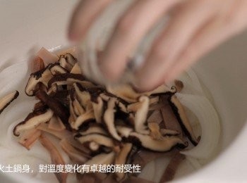 step3: 熱油鍋，將洋蔥、香菇、魷魚與甘草粉下鍋炒香。