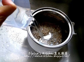 step1: 生薏米用水沖一沖洗及瀝乾 , 將生薏米放入煲內 , 加2800ml水拌勻