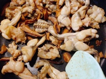 step4: 沿邊加入少許紹酒大火爆炒至熟。