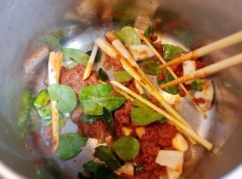 step2: 先在鍋中加入冬蔭功醬、香茅，南薑、蒜頭、乾蔥頭、紅辣椒和檸檬葉略炒至香味溢出。
之後再加入適量的水、蟹、蕃茄、泰國茄子先煮約15-20分鐘(水滾後計)。