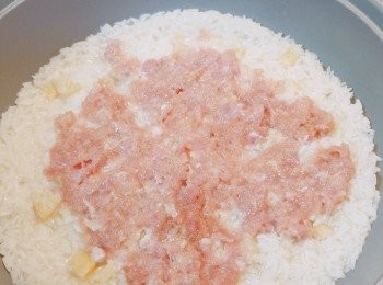 step6: 見水滾後，便將肉餅舖在飯面上，蓋上蓋轉細火先煮約10分鐘。