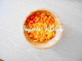 step5: 蔬菜及米洗淨，蔬菜切粒並瀝水待用。