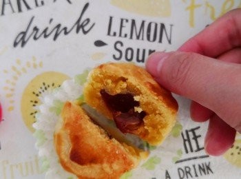 step6: 以200-230度焗先5分鐘出來放涼先掃上蛋奶水，再第二次入爐以170-200度焗15分鐘取出掃上蜜糖水待涼便可享用