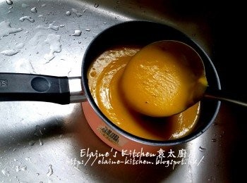 step8: 將材料倒入煲內 , 加少許鹽及黑胡椒碎調味拌勻 , 用慢火煮至微滾