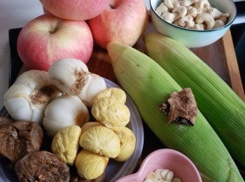 step1: 南北杏洗淨浸水約15分鐘備用。 腰果汆水備用。栗子洗淨備用。粟米洗淨切件。果皮浸透去囊備用；無花果洗淨切半；鮮百合一片片剝下洗淨備用。蘋果洗淨去芯後切件備用。