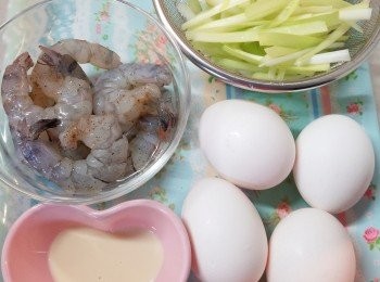 step1: 韭黃洗淨切段 ; 急凍蝦仁解凍洗淨後用廚紙吸乾水分，再用適量的鹽和胡椒粉醃約15分鐘;