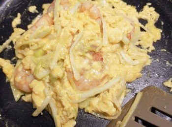 step5: 等大部份的蛋漿凝固便要馬上關火上碟，避免蛋炒的太熟而不夠滑嫩。