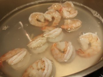 step1: 蝦解凍後，用鹽醃一陣，用水沖洗到水清澈即可，再用熱水汆水備用。大啡菇用布抹乾淨，再切方丁備用。蒜頭和乾蔥頭剁蓉。