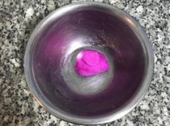 step5: <span class="group_3">紅湯圓</span>：糯米粉加入紅火龍果汁混勻後揉成糰，並取1/5揉圓後壓扁備用；