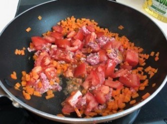 step4: 加入兩匙蕃茄醬，炒勻