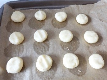 step4: 拿出一小份麵糰(大約一湯匙)，搓圓，再輕輕一壓，放入鋪有烘焙紙的烤盤上。放入已預熱180度C焗爐，焗約10-12分鐘