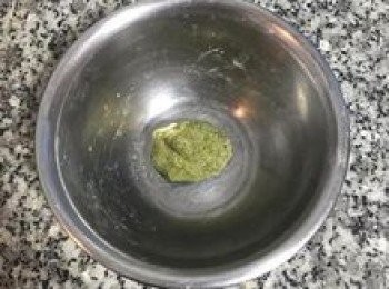 step4: <span class="group_4">綠湯圓</span>：糯米粉和抹茶粉加入水混勻後揉成糰，並取1/5揉圓後壓扁備用；