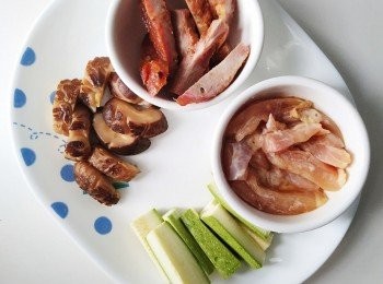 step1: 先準備好以上四款材料。