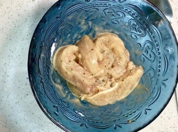 step6: 加入以下材料醃豬扒15分鐘
1. 生抽x 1茶匙
2. 雞粉x 1茶匙
3. 迷迭香 適量
4. 生粉 1 湯匙